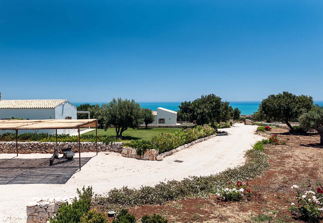 Villa in Scicli - Villa with terrace and private garden. Shared pool. In Scicli, Sicily - Carrubi