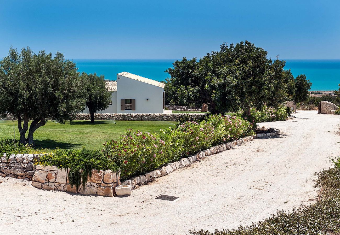 Villa in Scicli - Villa with terrace and private garden. Shared pool. In Scicli, Sicily - Carrubi