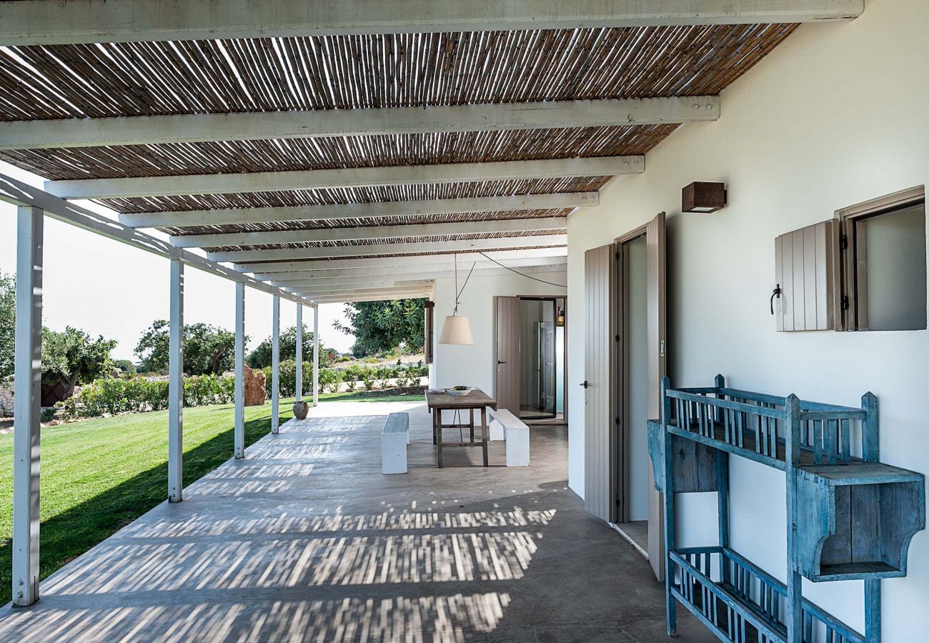 Villa in Scicli - Villa with terrace and private garden. Shared pool. In Scicli, Sicily - Carrubi