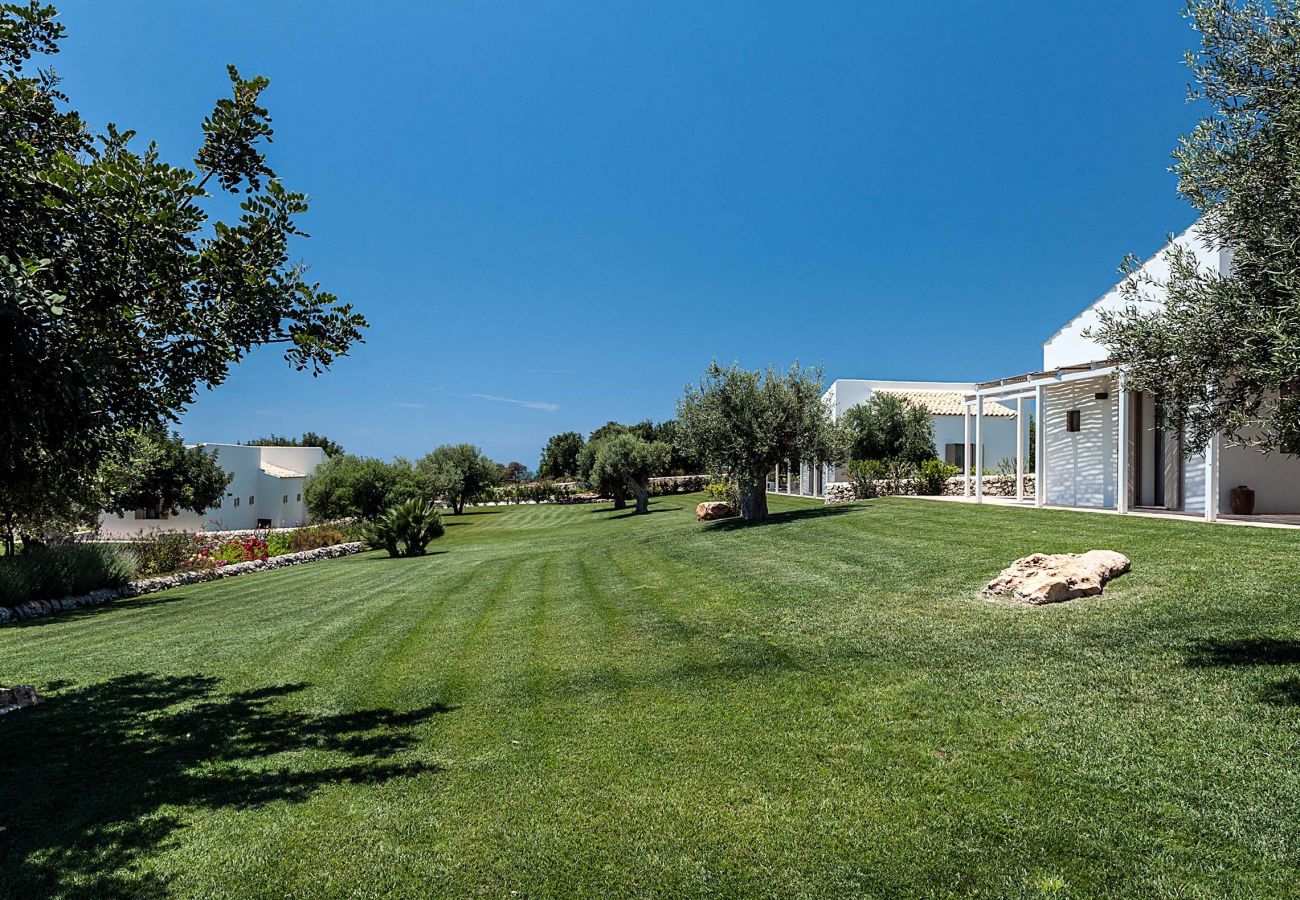 Villa in Scicli - Villa with terrace and private garden. Shared pool. In Scicli, Sicily - Carrubi