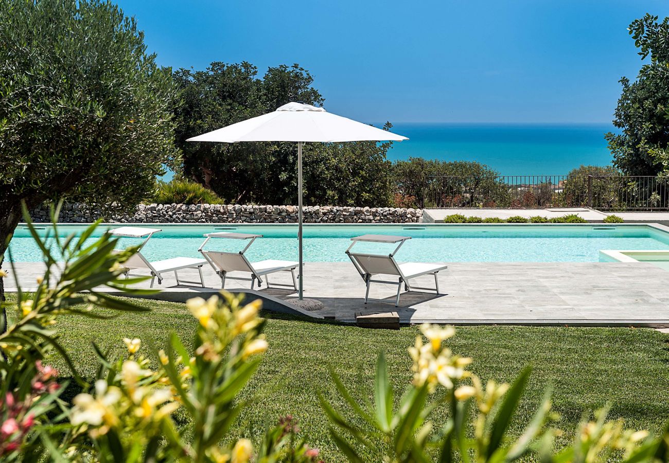 Villa in Scicli - Villa with terrace and private garden. Shared pool. In Scicli, Sicily - Carrubi