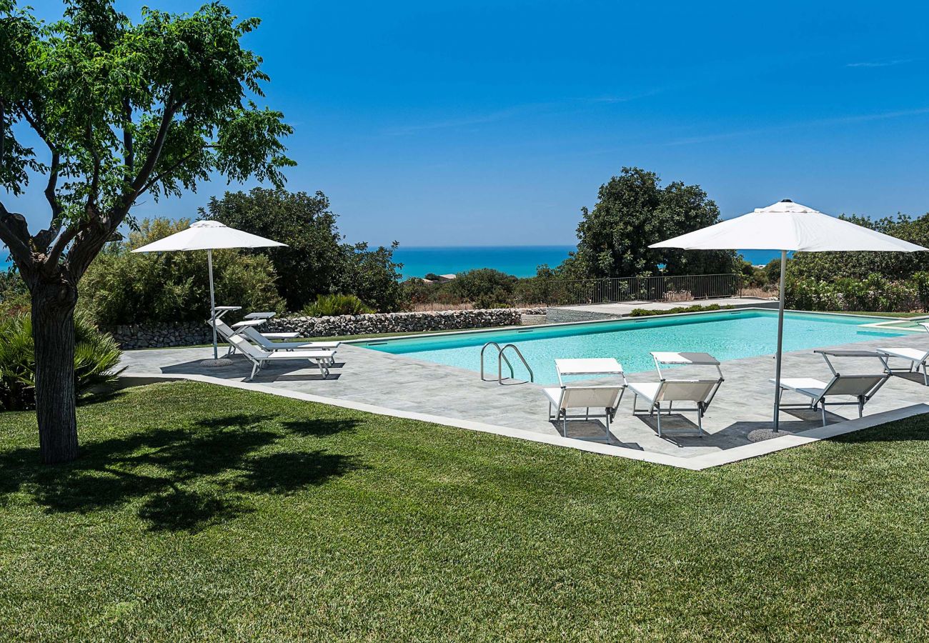 Villa in Scicli - Villa with terrace and private garden. Shared pool. In Scicli, Sicily - Carrubi