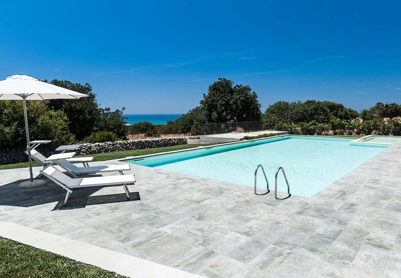 Villa in Scicli - Villa with terrace and private garden. Shared pool. In Scicli, Sicily - Carrubi