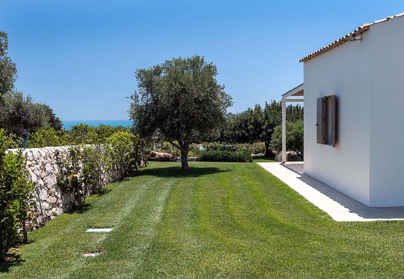 Villa in Scicli - Villa with terrace and private garden. Shared pool. In Scicli, Sicily - Gelsi