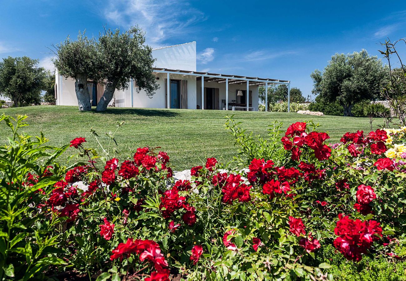 Villa in Scicli - Villa with terrace and private garden. Shared pool. In Scicli, Sicily - Ulivi