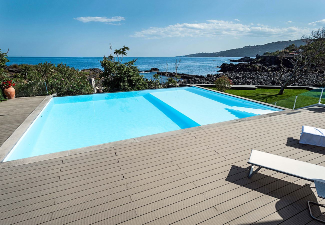 Apartment in Stazzo - Apartment with terrace and direct access to the sea. Shared pool.  Corallo