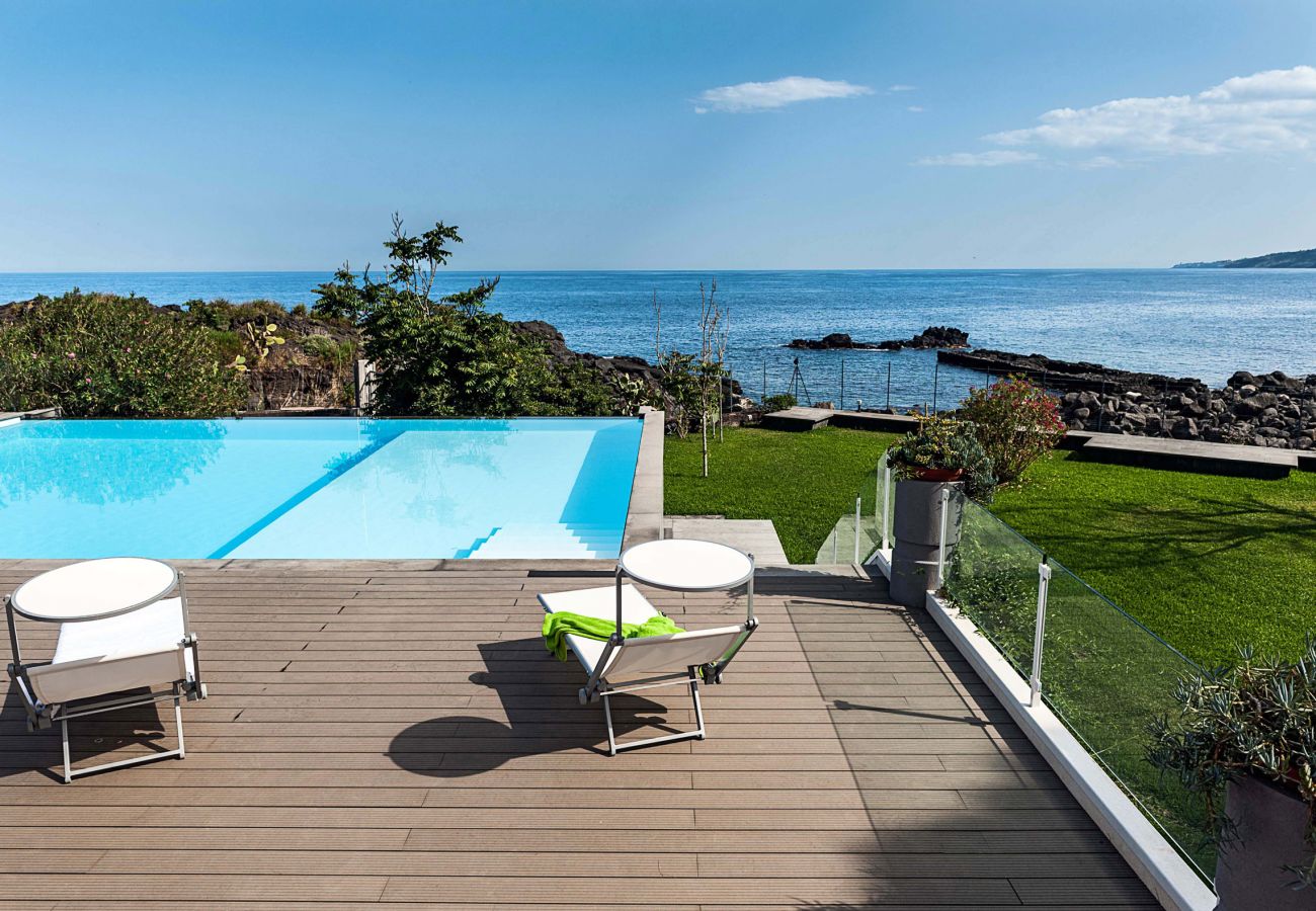 Apartment in Stazzo - House with terrace and direct access to the sea. Shared pool. 