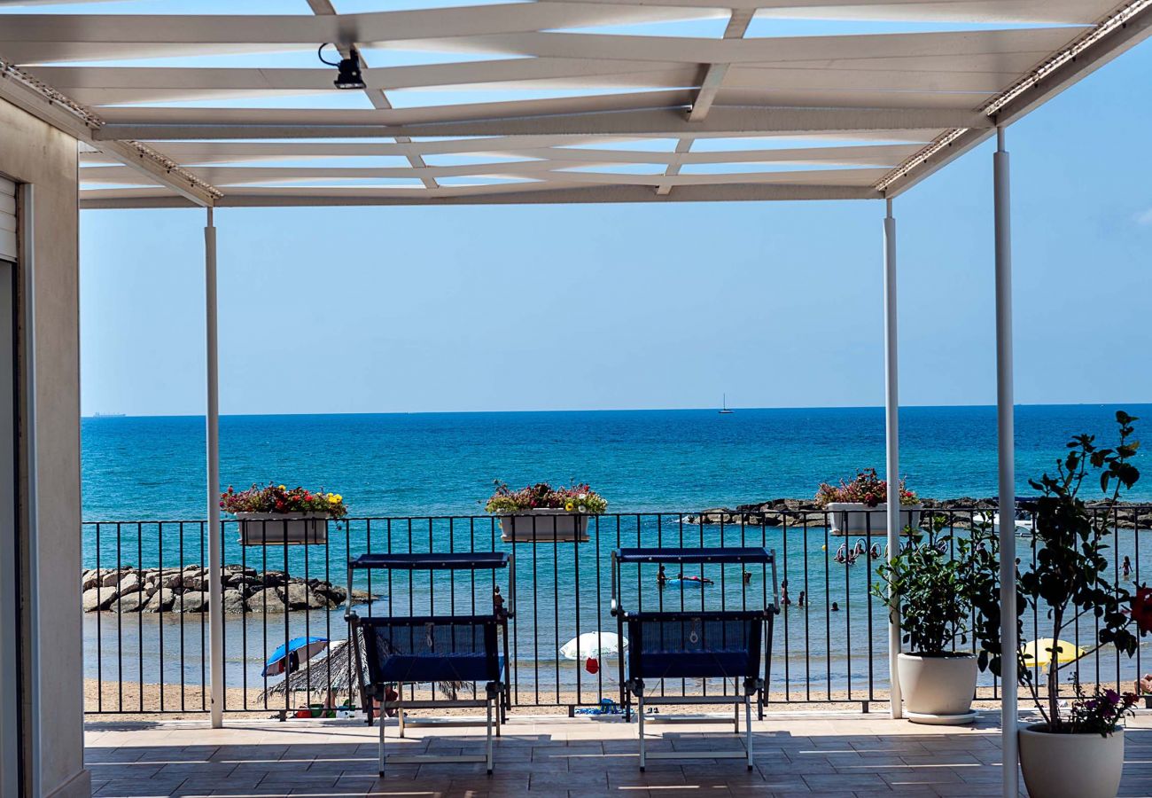 Apartment in Scicli - Seafront apartment with terrace in Donnalucata, Scicli, Sicily - Onda