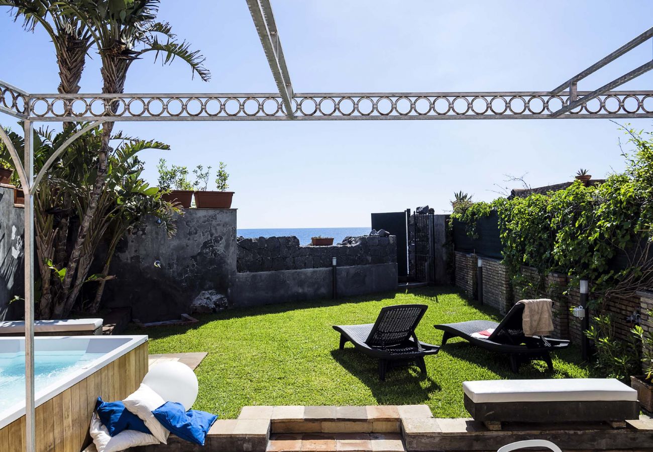 Villa in Santa Tecla di Acireale - Villa with Jacuzzi, direct access to the sea,  Santa Tecla, Sicily