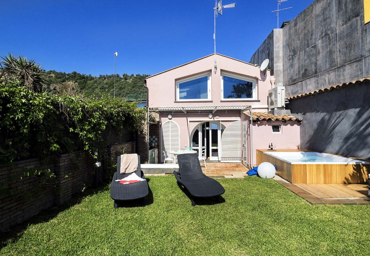 Villa in Santa Tecla di Acireale - Villa with Jacuzzi, direct access to the sea,  Santa Tecla, Sicily