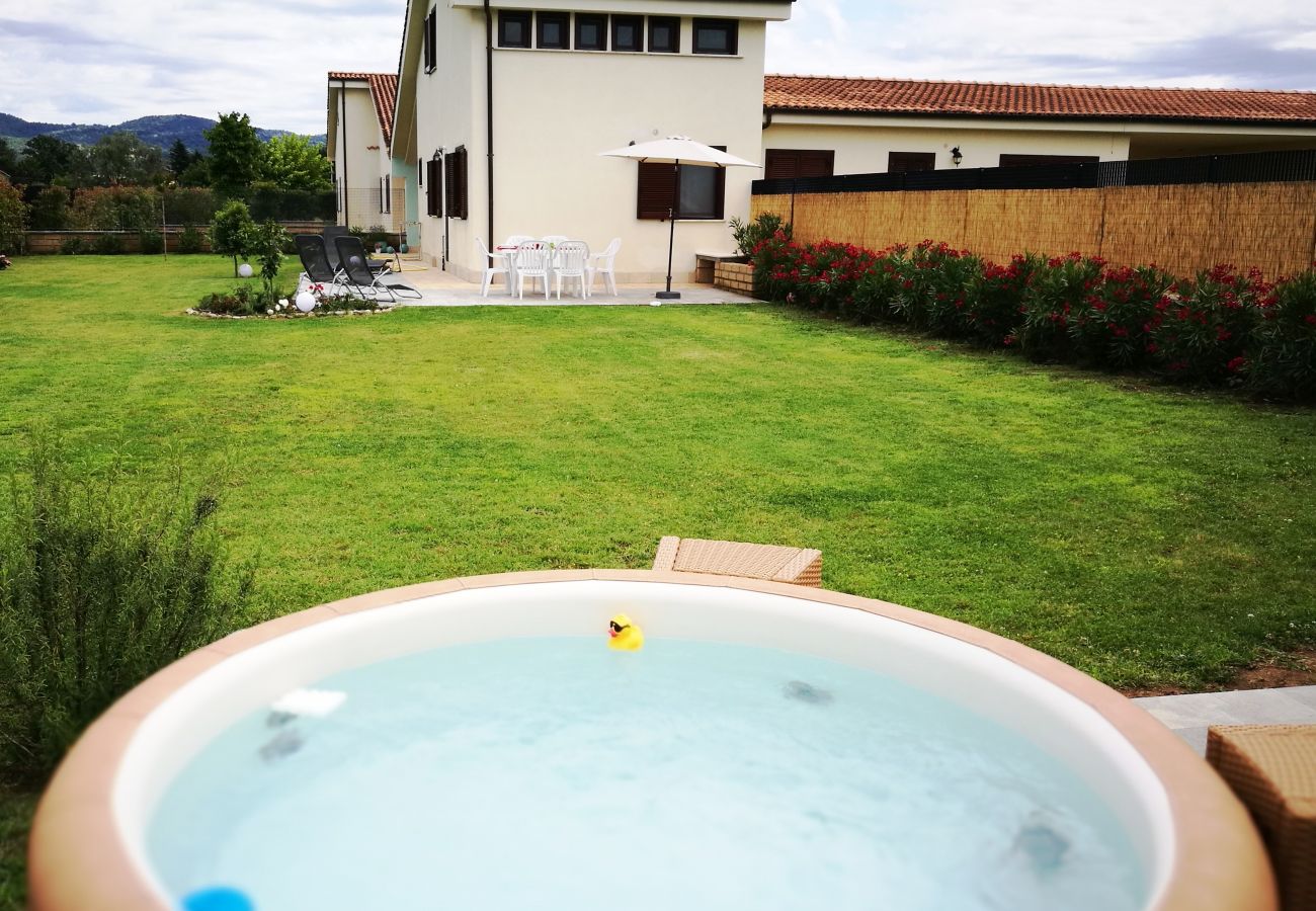 House in Bolsena - Holiday home Maris - just 300 m from the beach and with Whirlpool