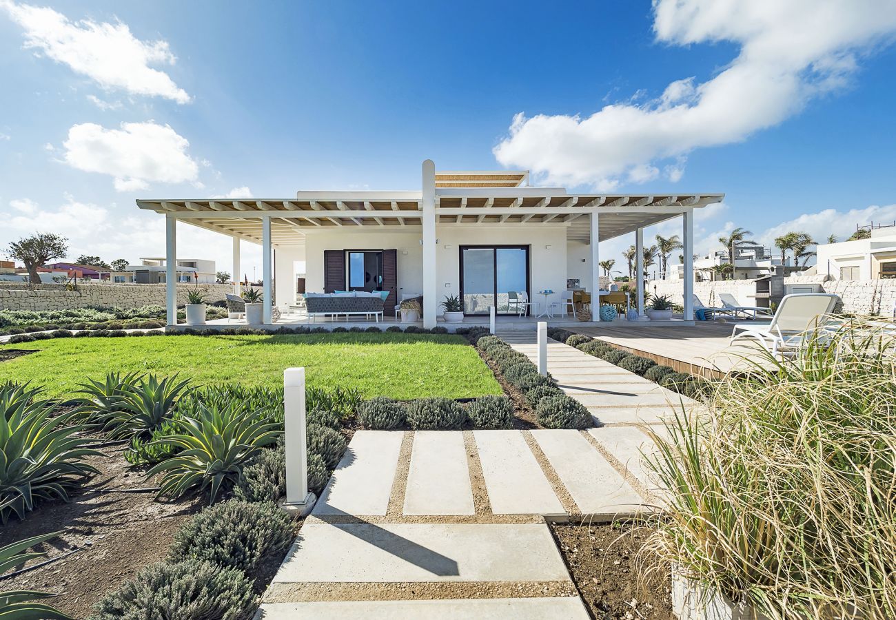 Villa in Noto - Seafront villa with pool near Syracuse, Sicily - Timo - 6 pax