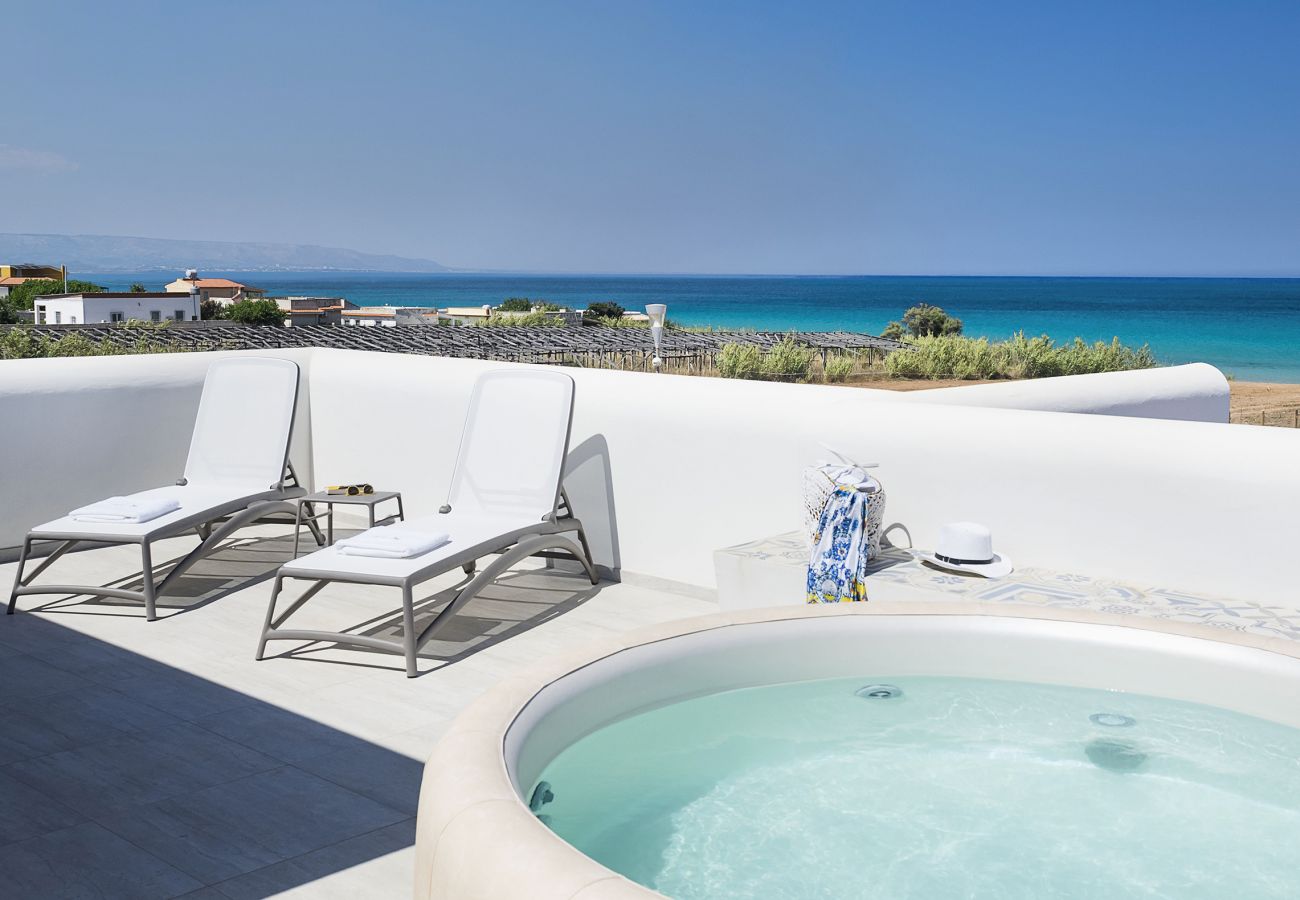 Villa in Noto - Seafront villa with pool near Syracuse, Sicily - Timo - 6 pax