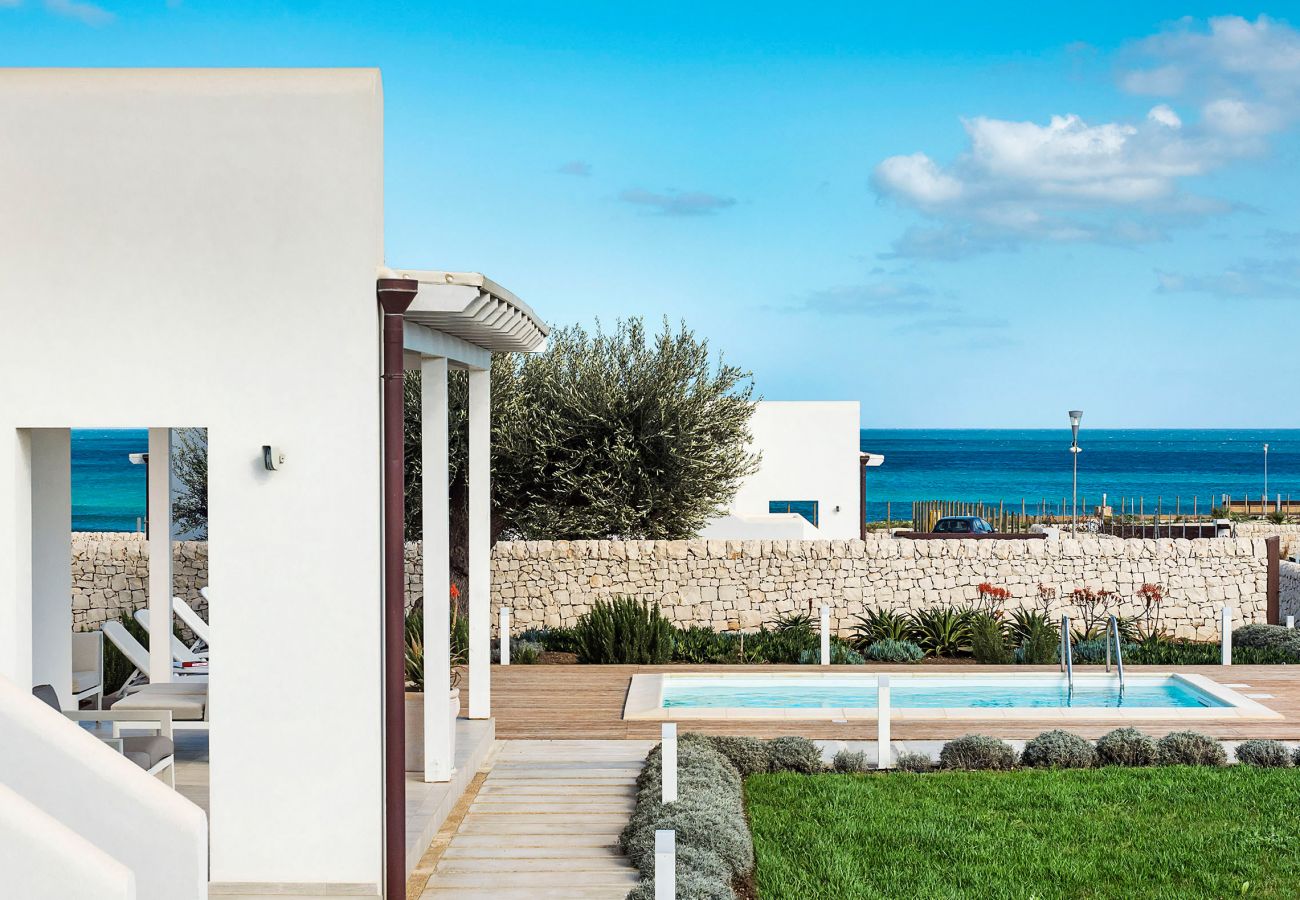 Villa in Noto - Seafront villa with pool near Syracuse, Sicily - Rosmarino - 6 pax