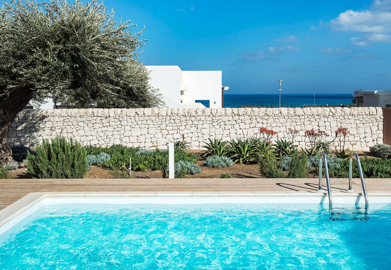 Villa in Noto - Seafront villa with pool near Syracuse, Sicily - Rosmarino - 6 pax