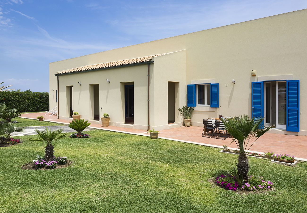 Villa in Augusta - Seafront villa with pool in the Noto Valley, Sicily South-East - 8 pax