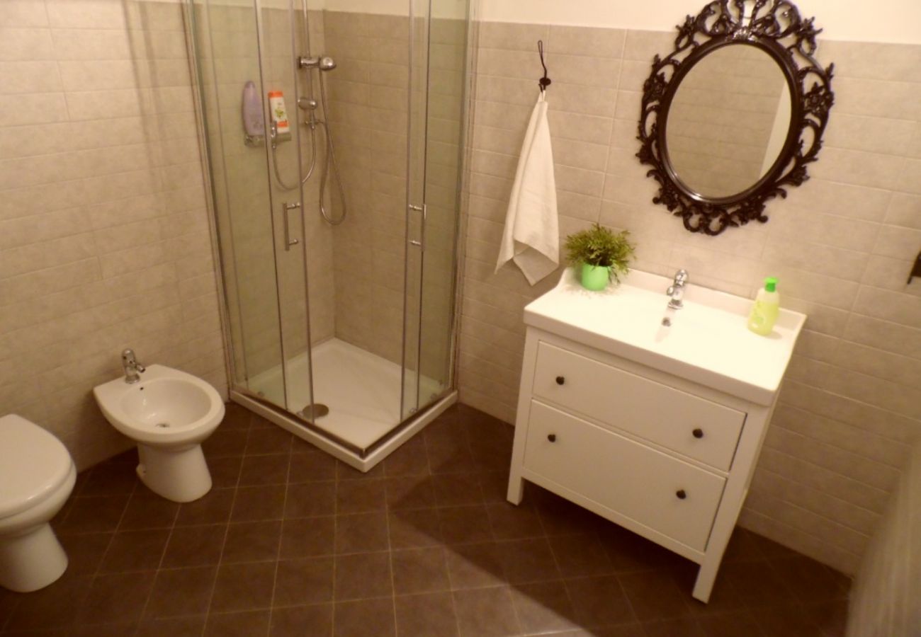 bathroom with shower in the holiday apartment Artume on Lake Bolsena