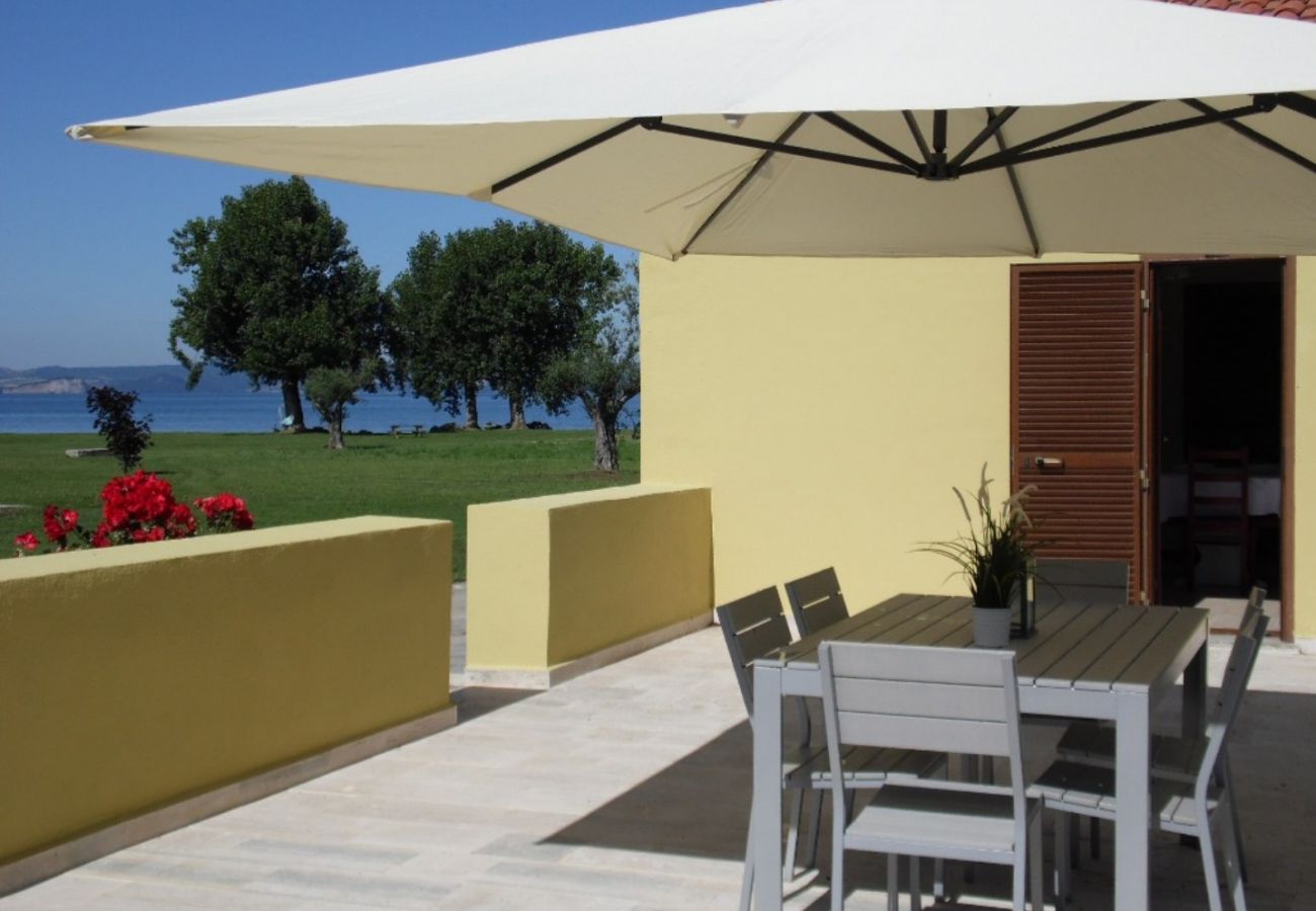 terrace with dining table in the holiday home on Lake Bolsena