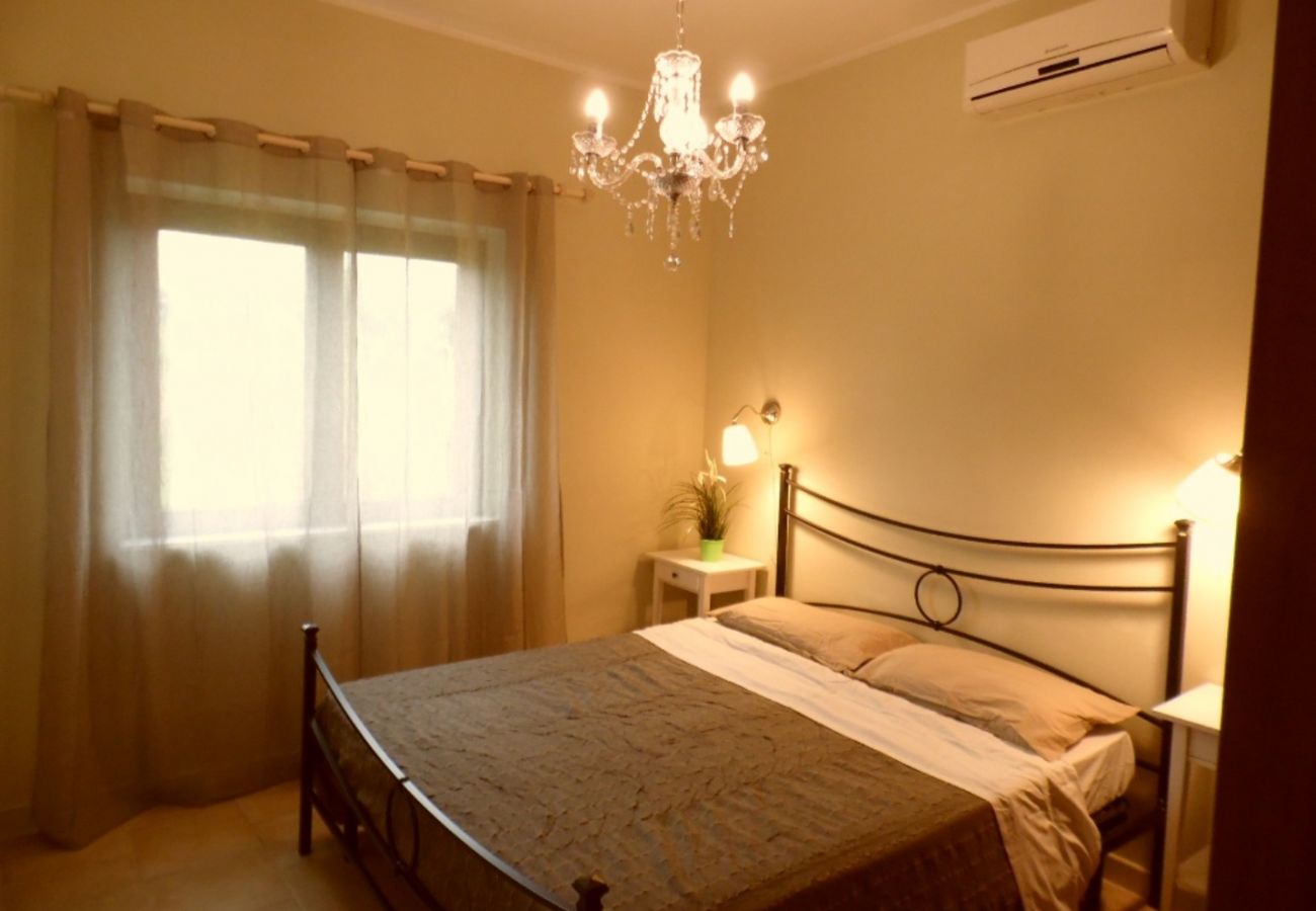 bedroom with queen size bed in Bolsena