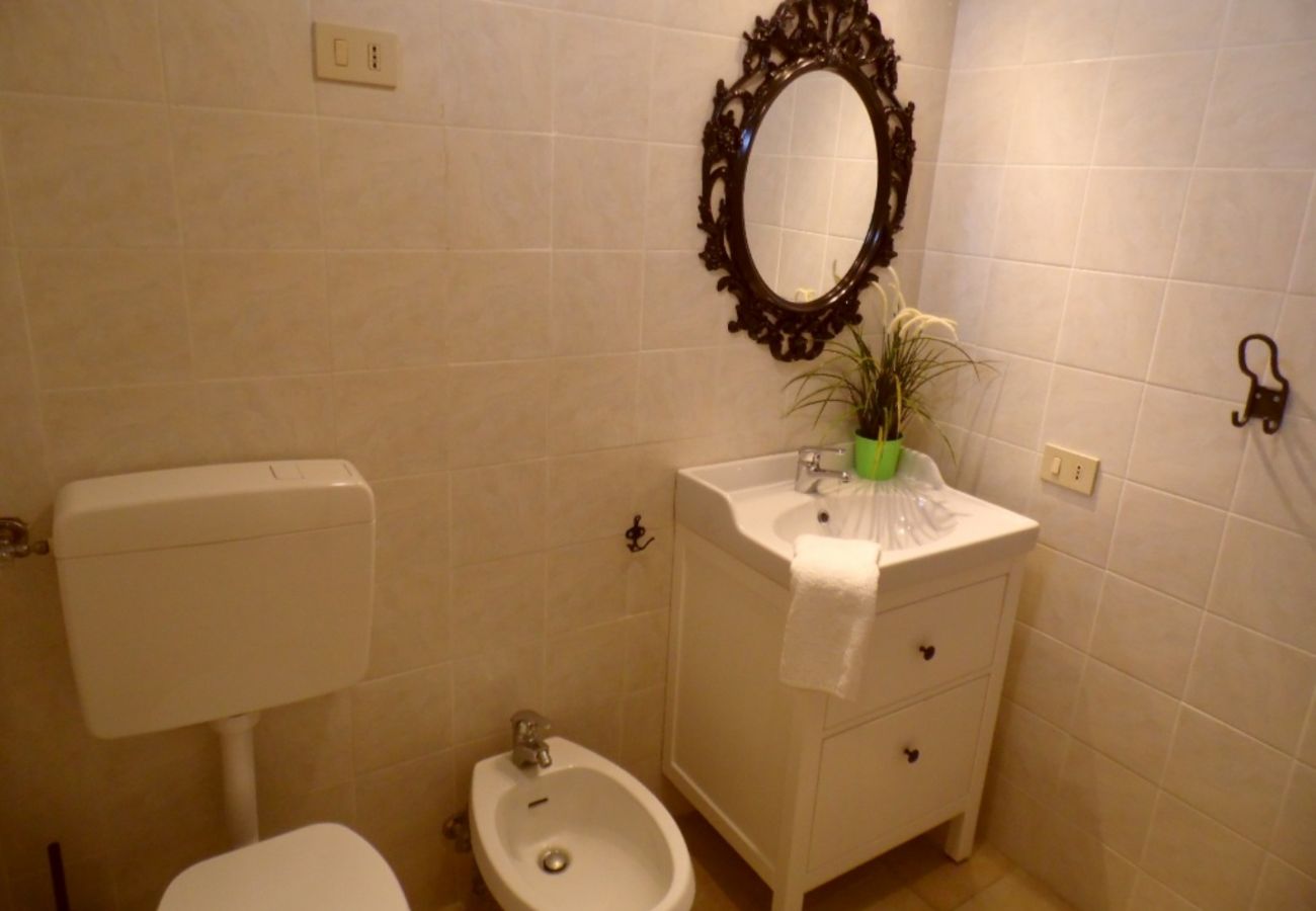 bathroom in the holiday home Tinia in Bolsena