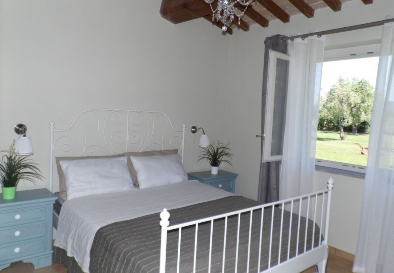 bedroom with queen size bed in the holiday apartment at Lake Bolsena