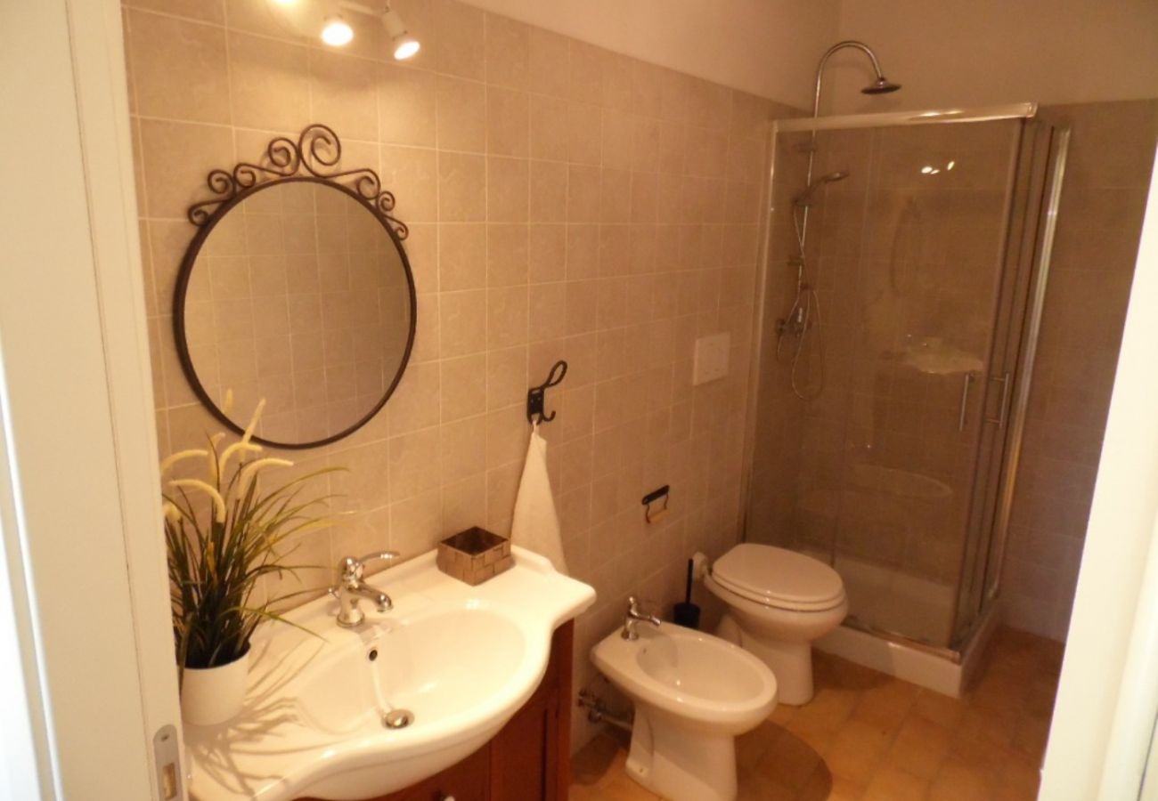 bathroom with shower in the holiday apartment at Lake Bolsena