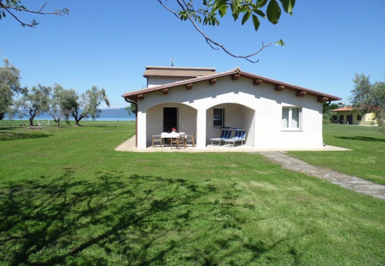 beautiful holiday apartment with view of the Italian Lake Bolsena