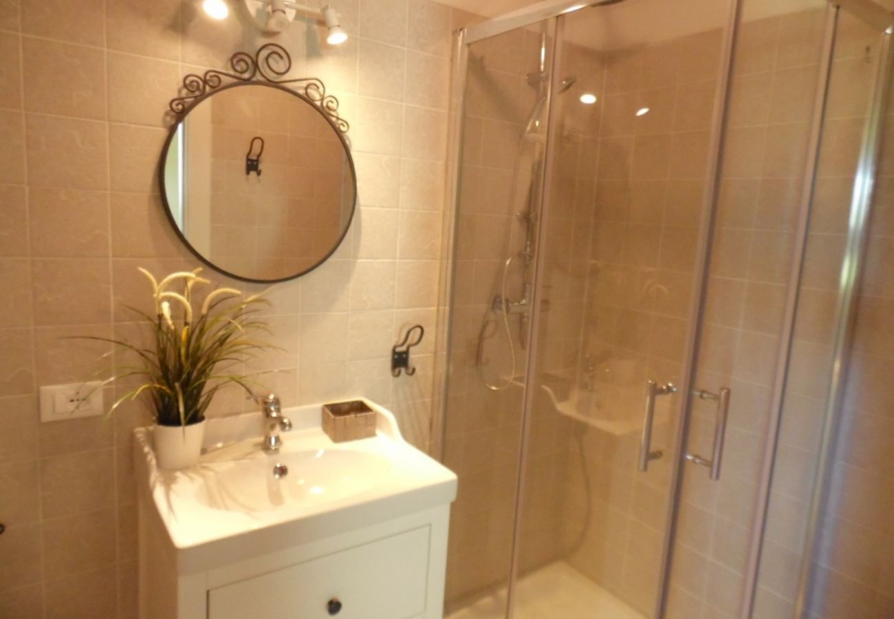 bathroom with shower in the accommodation Maris on Lake Bolsena