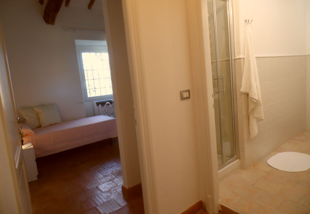 bathroom with shower in the country house Vallalta in Montefiascone