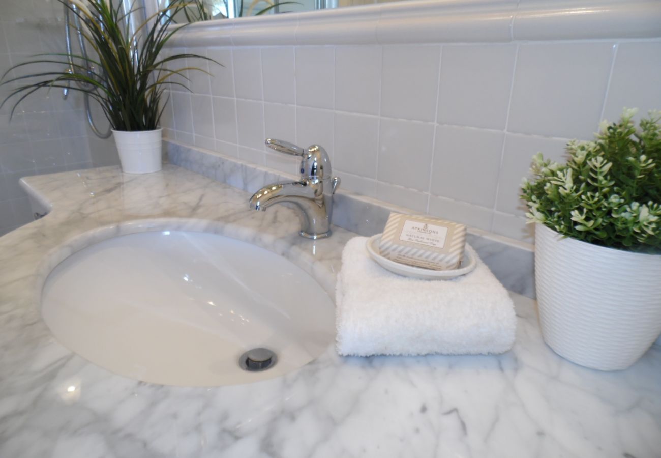 bathroom of the country house Vallalta in Montefiascone