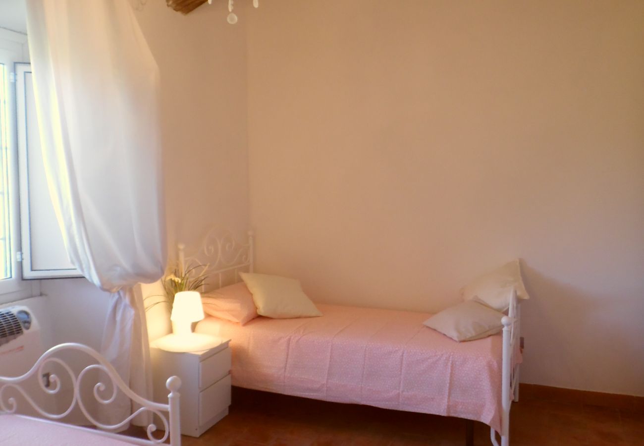 bedroom with twin beds at Lake Bolsena