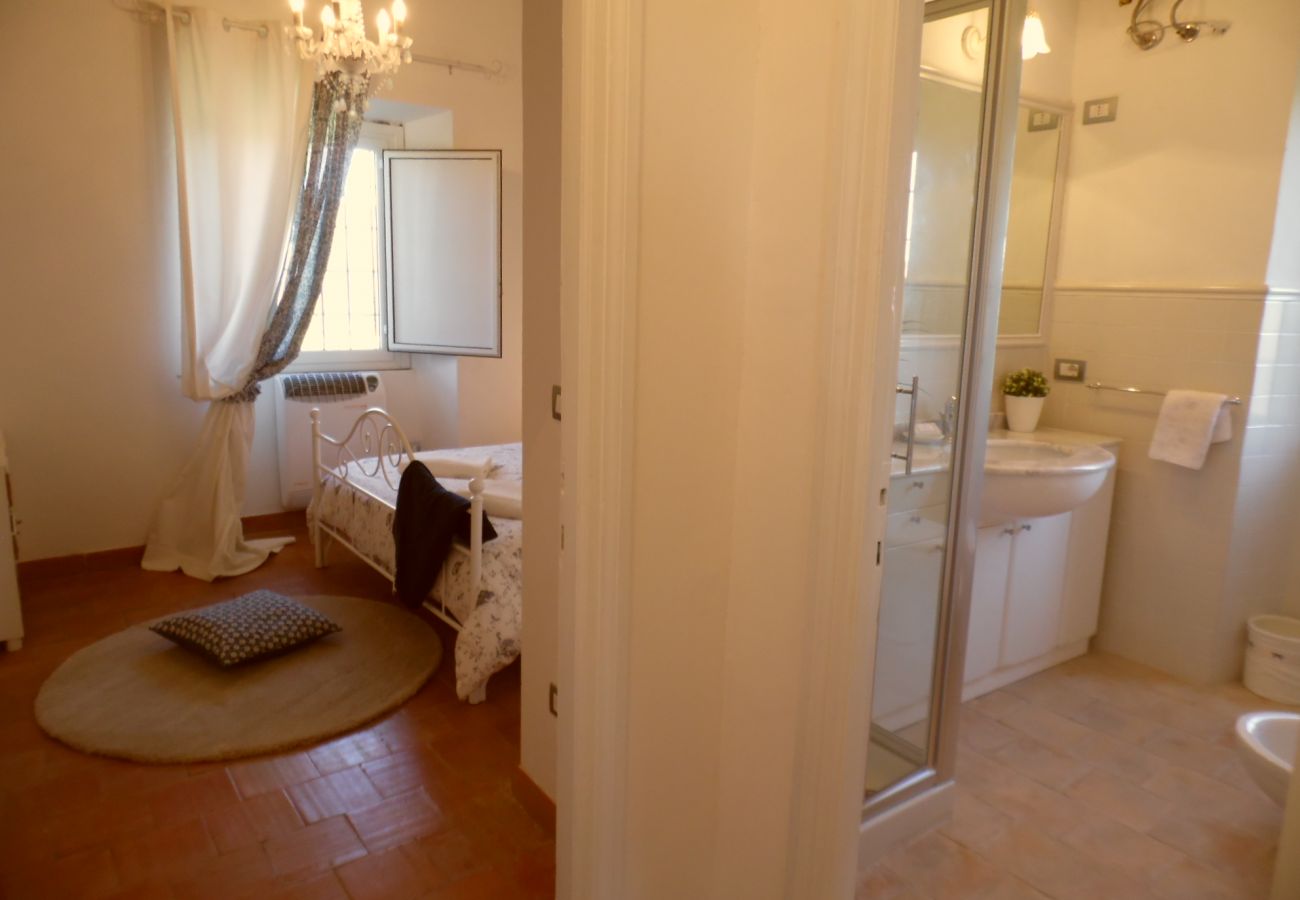 bathroom with shower in the country house in Montefiascone