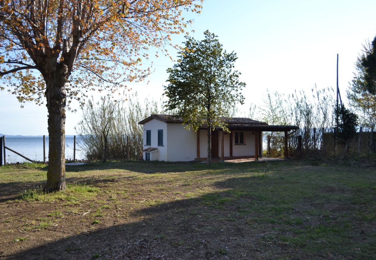 House in Bolsena - Casa Gialla - House directly on the Bolsena Lake!