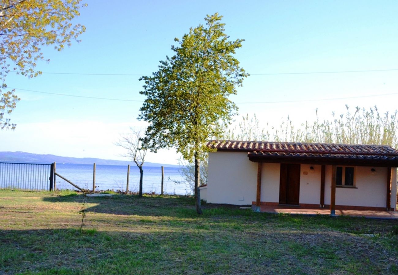 House in Bolsena - Casa Gialla - House directly on the Bolsena Lake!