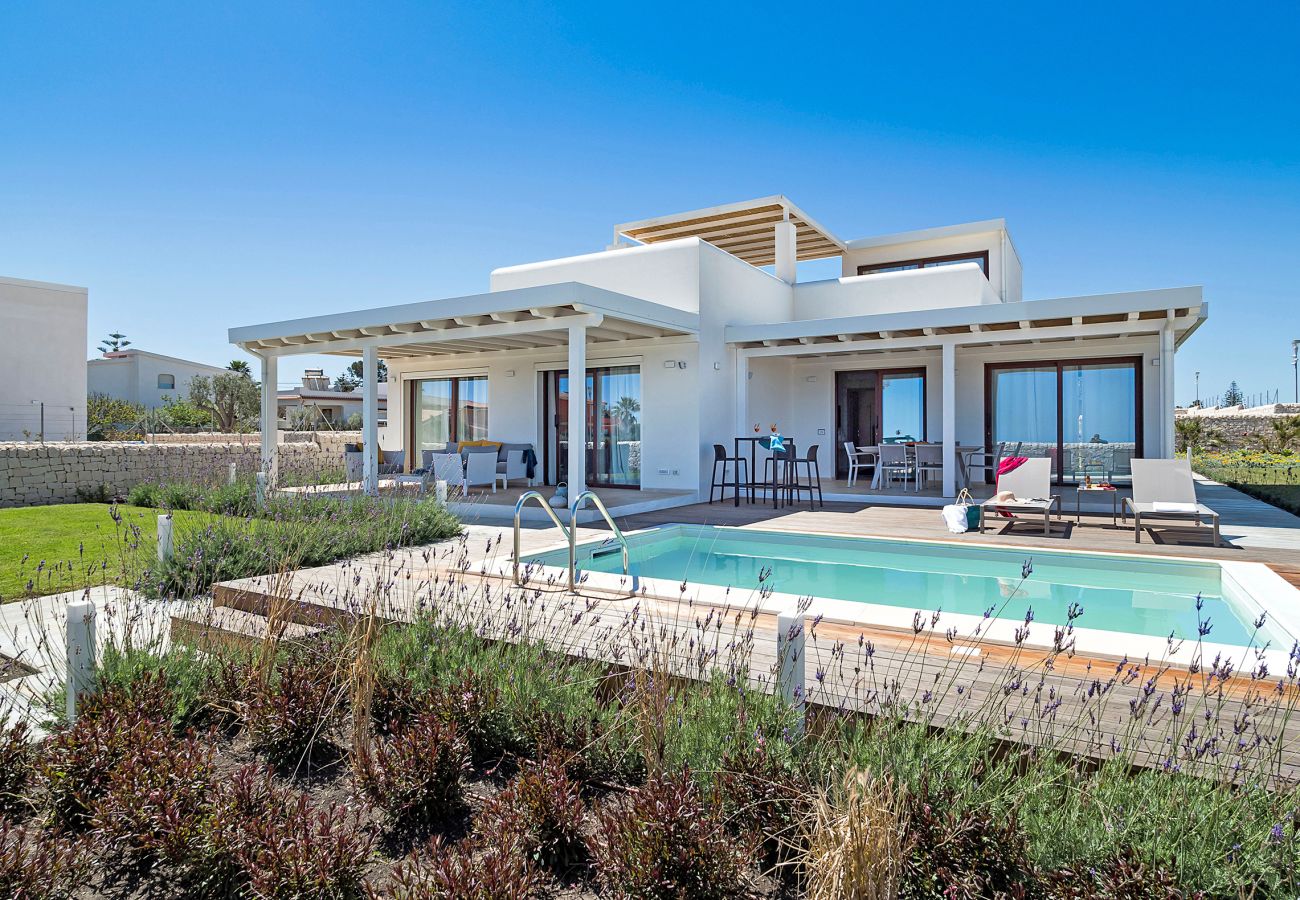 Villa in Noto - Seafront villa with pool near Syracuse, Sicily - Lavanda