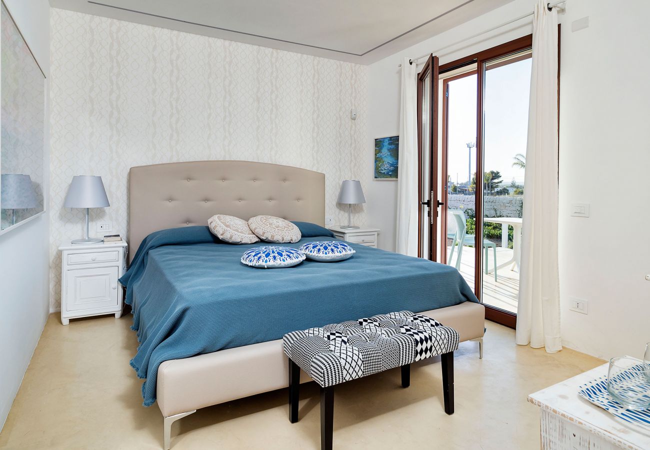 Villa in Noto - Seafront villa with pool near Syracuse, Sicily - Ulivo - 8 pax