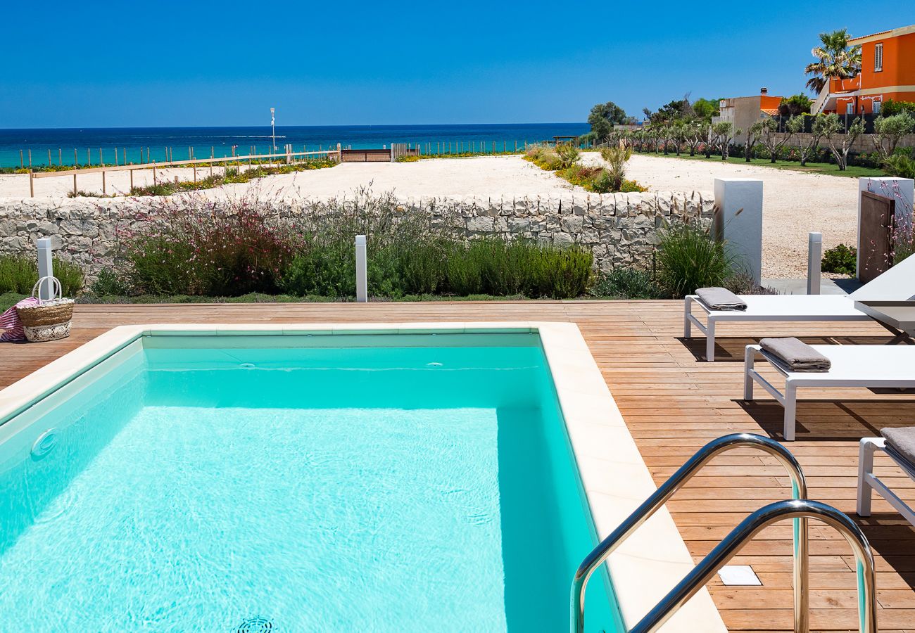 Villa in Noto - Seafront villa with pool near Syracuse, Sicily  - Fico d'India, 8 pax