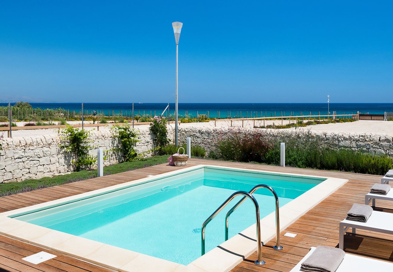 Villa in Noto - Seafront villa with pool near Syracuse, Sicily  - Fico d'India, 8 pax