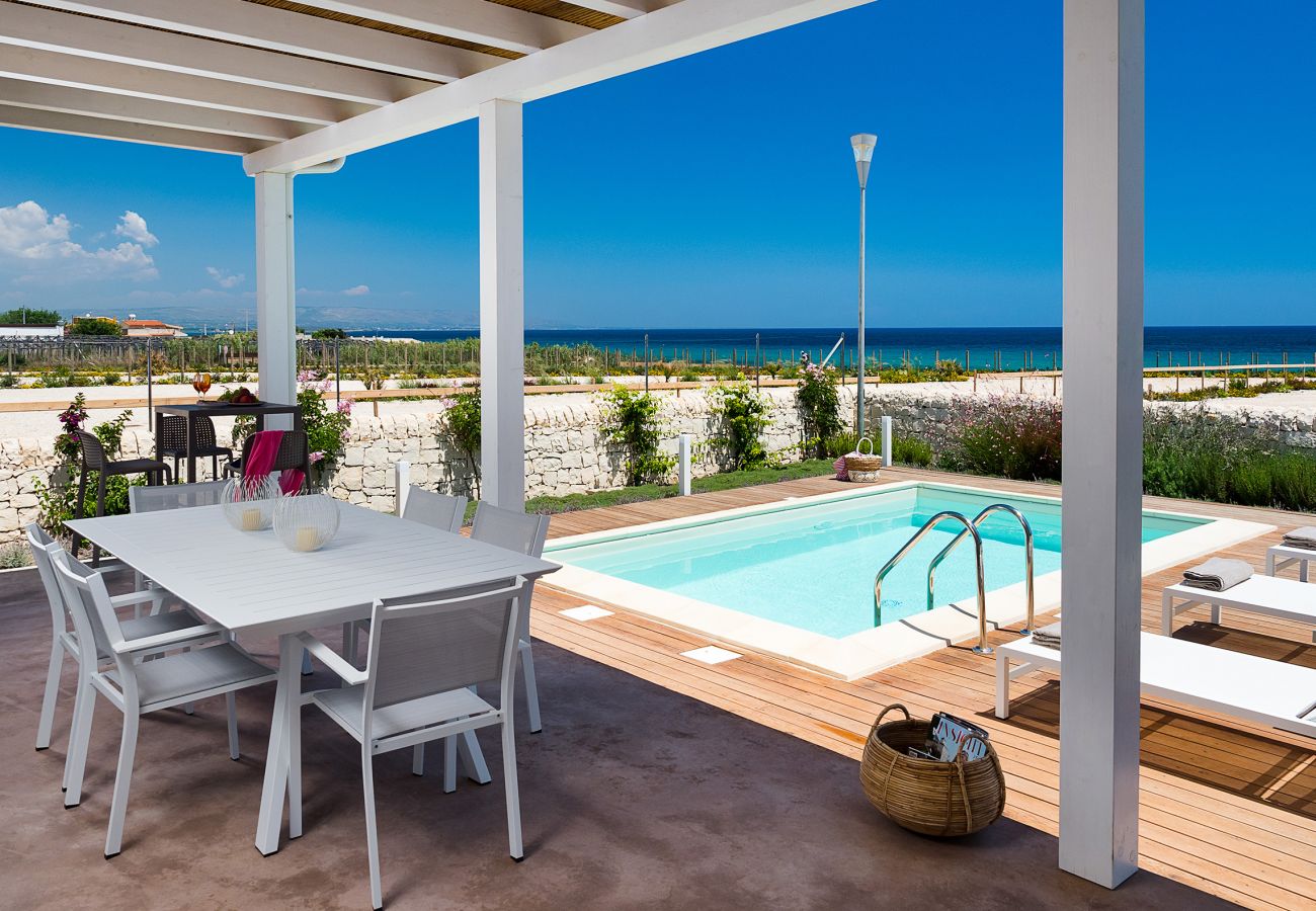 Villa in Noto - Seafront villa with pool near Syracuse, Sicily  - Fico d'India, 8 pax