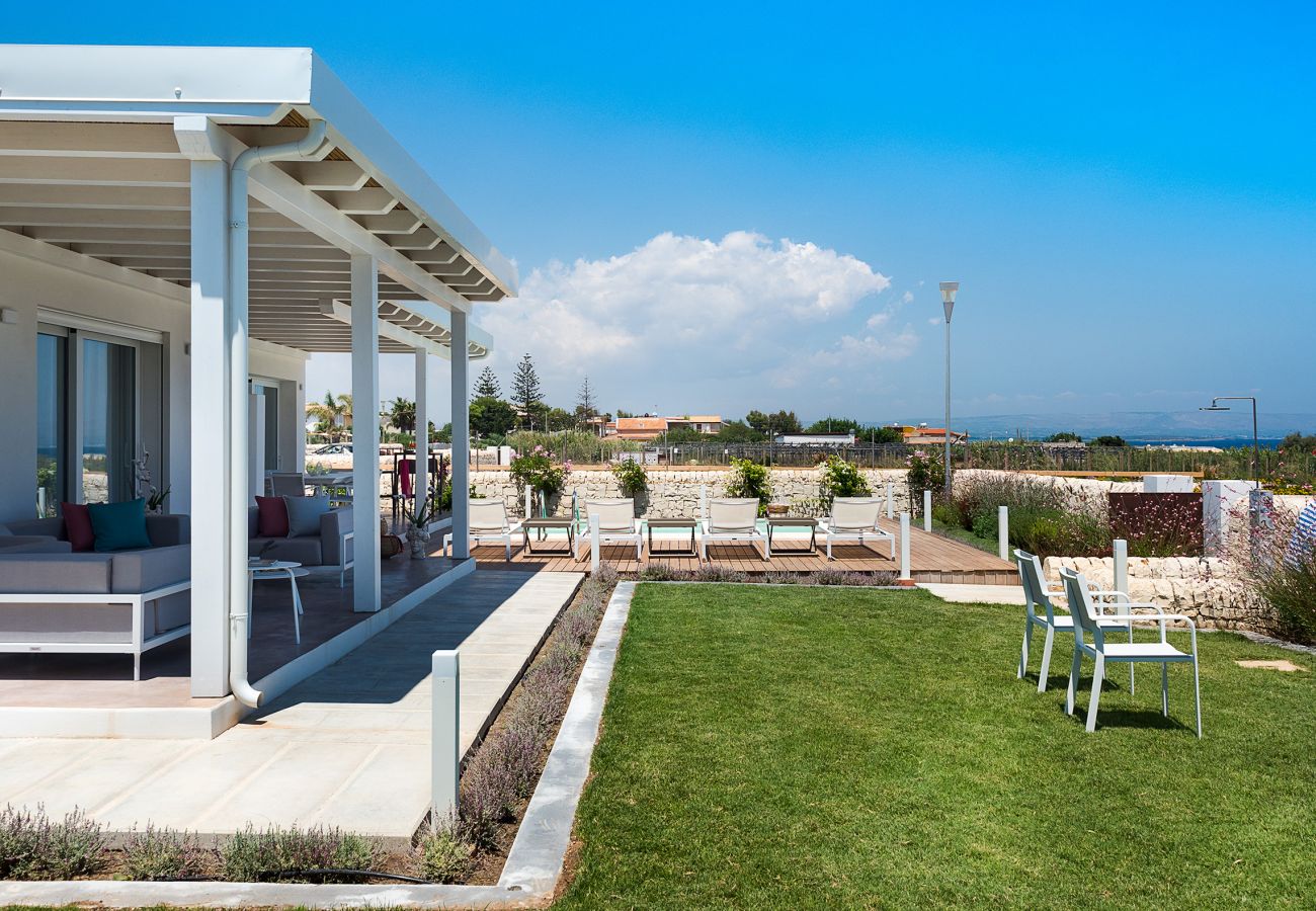 Villa in Noto - Seafront villa with pool near Syracuse, Sicily  - Fico d'India, 8 pax