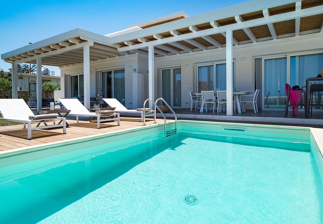 Villa in Noto - Seafront villa with pool near Syracuse, Sicily  - Fico d'India, 8 pax