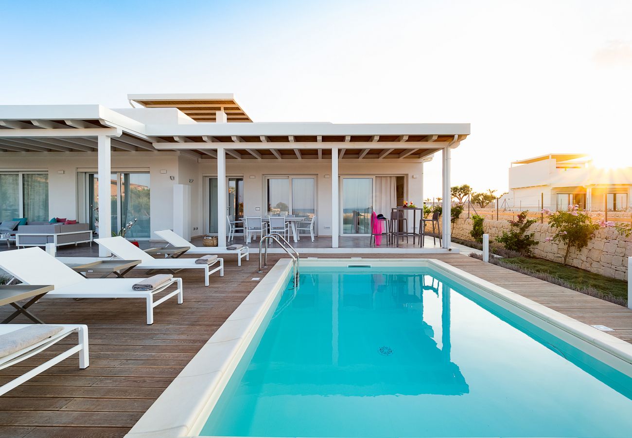 Villa in Noto - Seafront villa with pool near Syracuse, Sicily  - Fico d'India, 8 pax