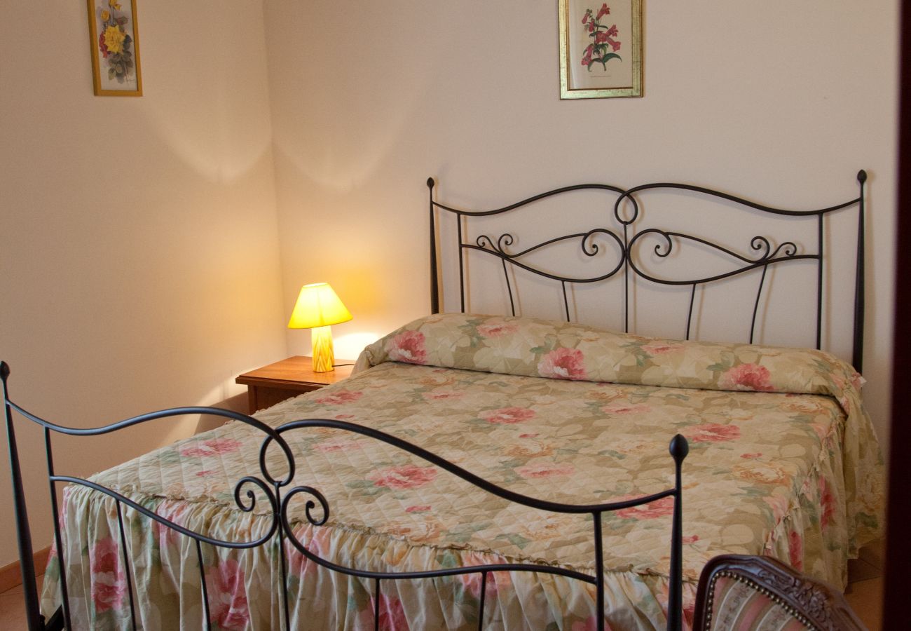 bedroom with queen size bed in the holiday apartment at Lake Bolsena