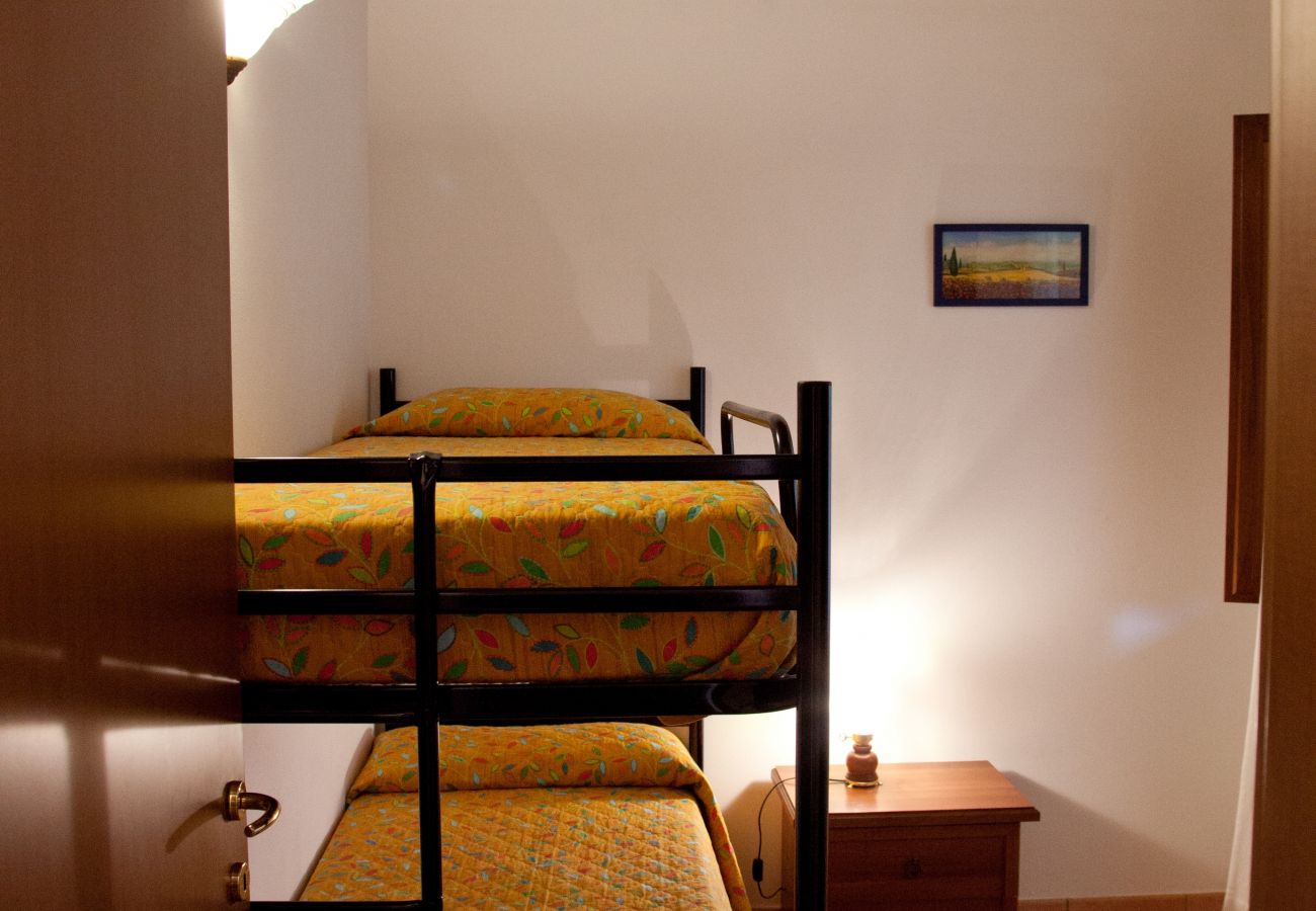 bedroom with twin beds of the holiday apartment Arditella in Bolsena