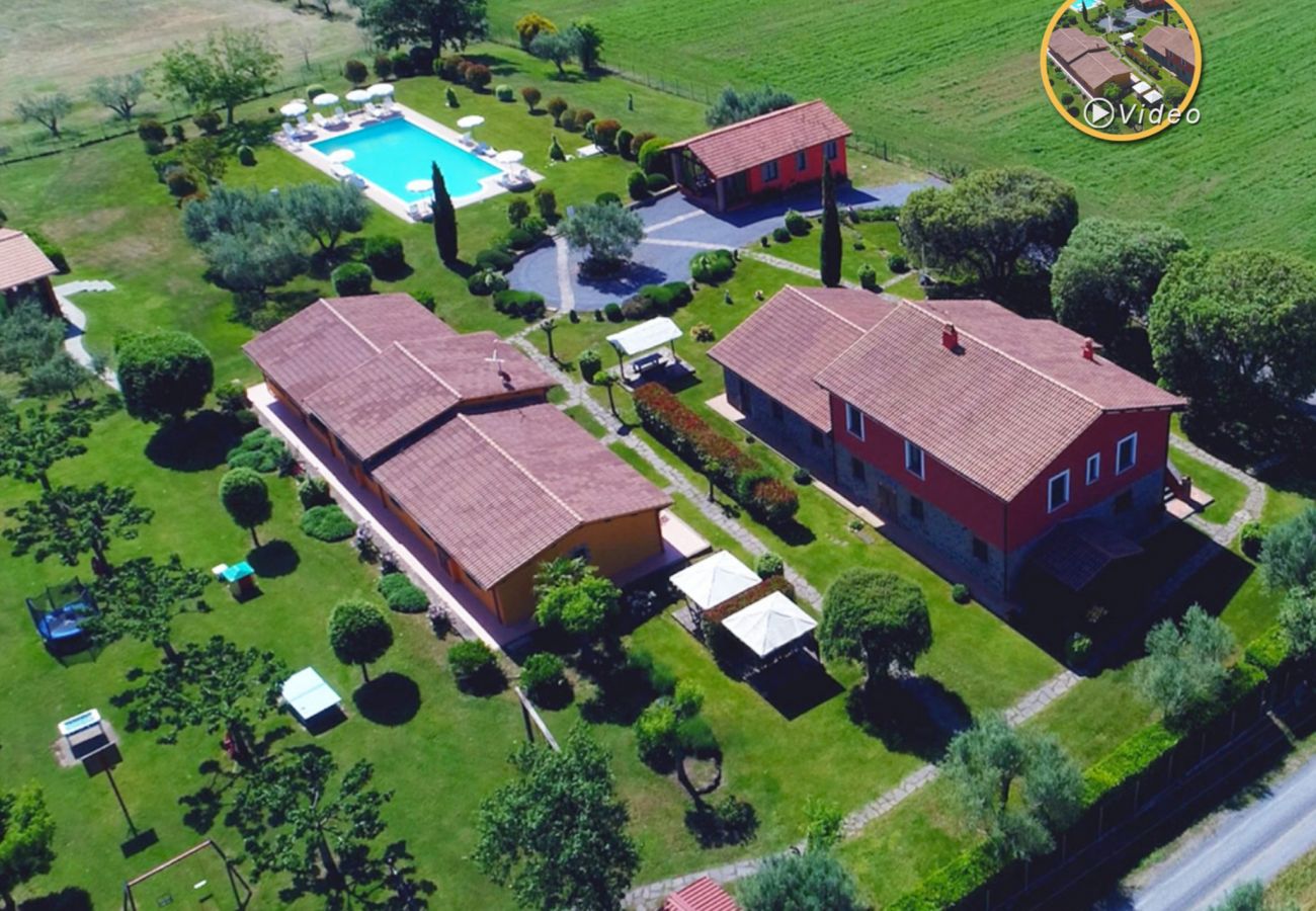 House in Bolsena - Casa Fenile - Holiday house with view on the Pool and beach