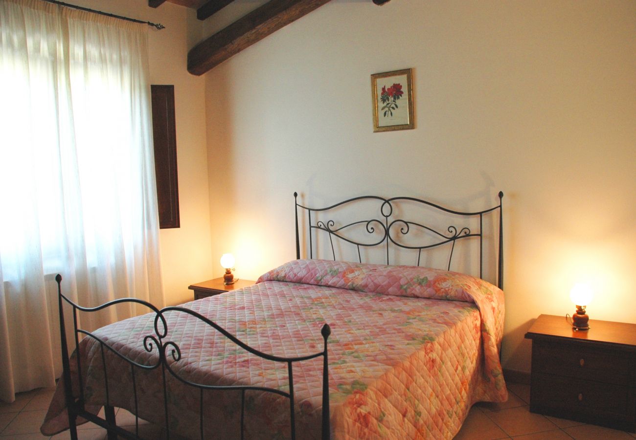 bedroom with queen size bed in the holiday apartment Pomposella by Lake Bolsena