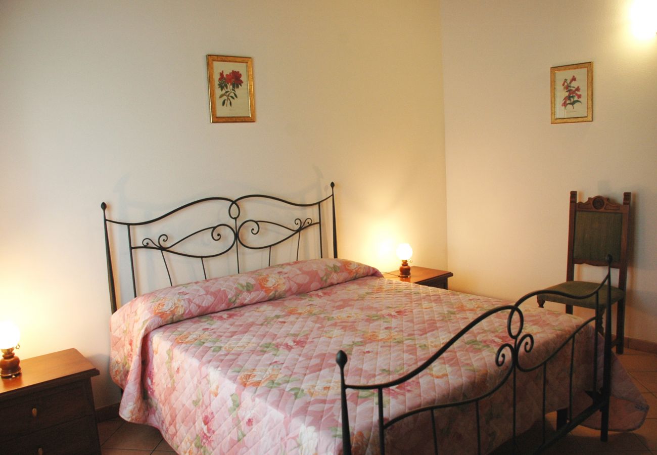 bedroom with queen size bed in the holiday apartment Pomposella by Lake Bolsena