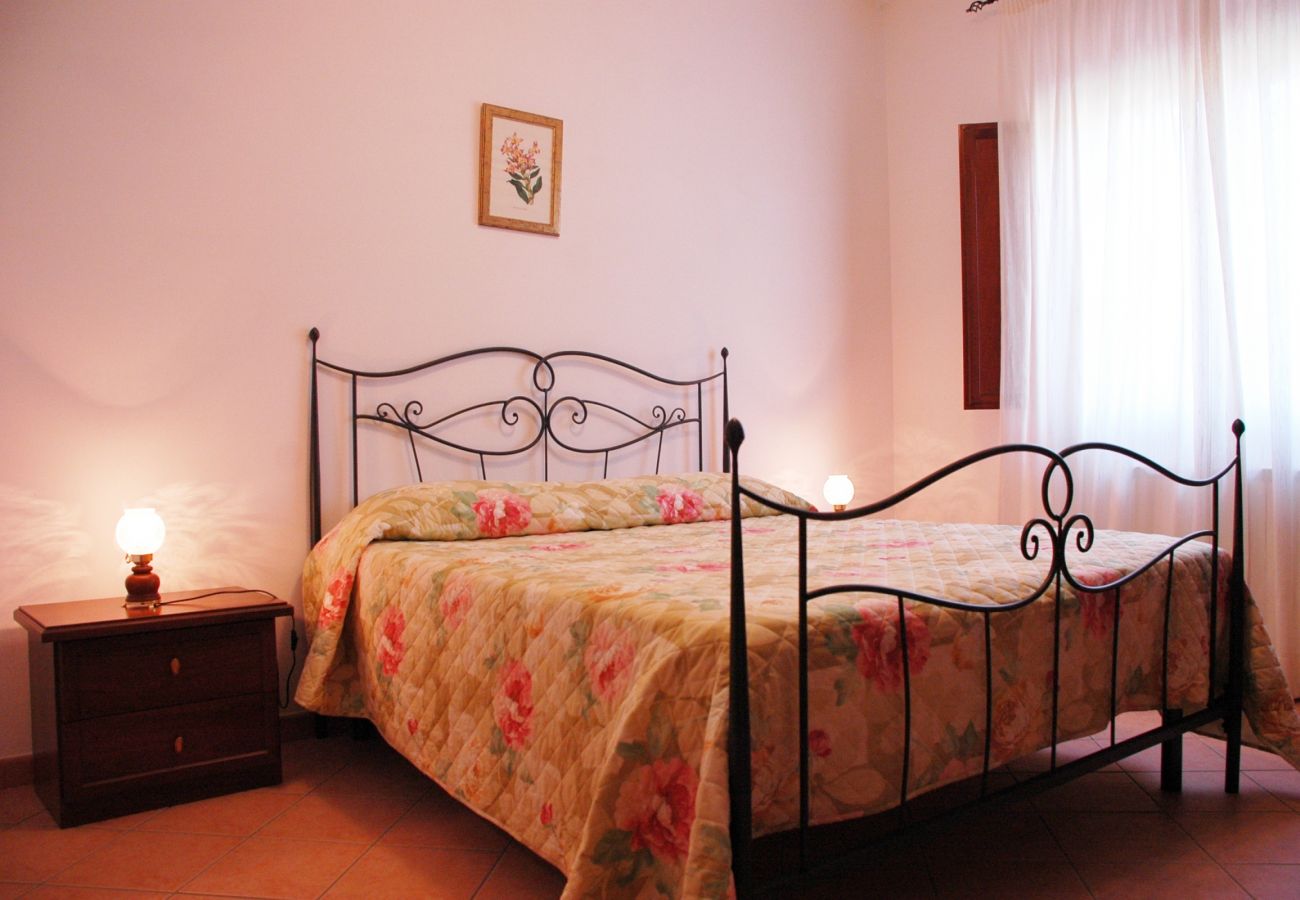 bedroom with queen size bed in the holiday apartment in Bolsena