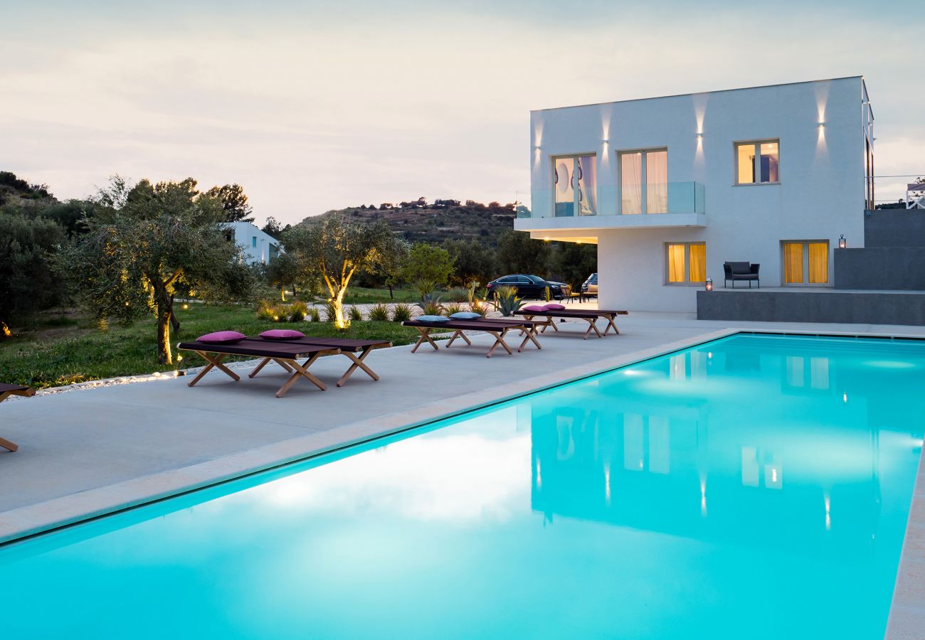 Villa in Avola - Designer villa with pool near Noto, Sicily 