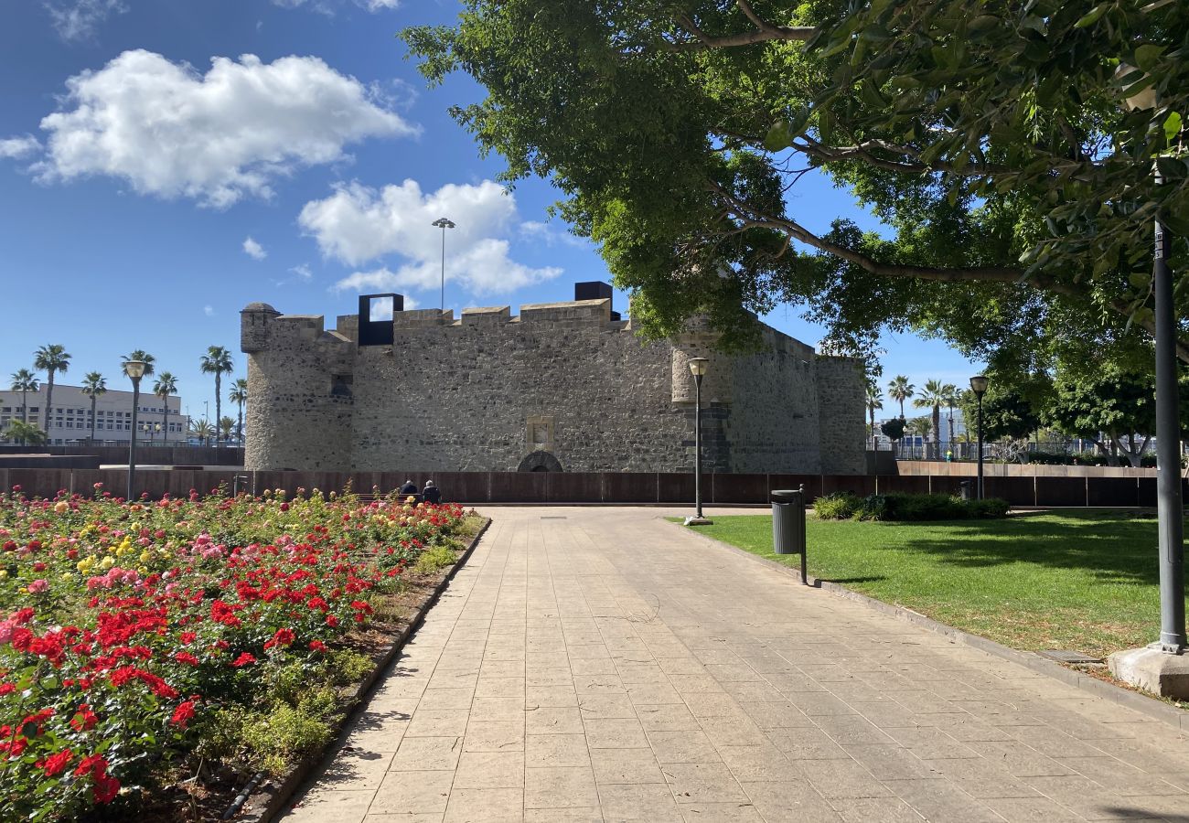 House in Las Palmas de Gran Canaria - Castle and Park view  By CanariasGetaway 